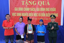 Đoàn cán bộ nhà báo tiêu biểu TP Hồ Chí Minh trao quà hỗ trợ nhân dân huyện Điện Biên