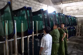 Thừa Thiên Huế: Triệt phá đường dây sản xuất kính xe ô tô giả, lớn nhất từ trước đến nay