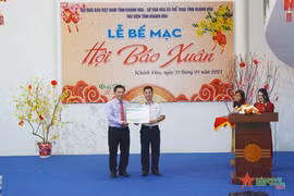 Khánh Hòa: Gửi tặng báo Xuân đến quân dân huyện Trường Sa và các tủ sách thiếu nhi