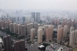Hàng nghìn người sơ tán ở Thiên Tân, Trung Quốc vì nứt nhà cao tầng