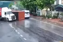 Phanh gấp khi vào cua, xe container hất văng xe CSGT