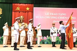 Trao thưởng cho tập thể, cá nhân có thành tích đặc biệt triệt phá đường dây buôn lậu xăng dầu