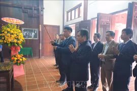 Dâng hương tưởng niệm 117 năm Ngày sinh Thủ tướng Phạm Văn Đồng