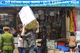 Hà Nội: Hàng loạt phường ra quân giành lại vỉa hè, người dân bê đồ bỏ chạy