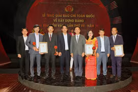Tặng Bằng khen cho các nhóm tác giả đạt Giải báo chí toàn quốc về xây dựng Đảng