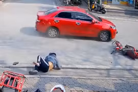 Thiếu quan sát, người lái xe máy điện bị ô tô tông bay lên vỉa hè