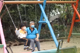 "Biến" bãi rác ô nhiễm khu vực bờ vở sông Hồng thành sân chơi đa chức năng