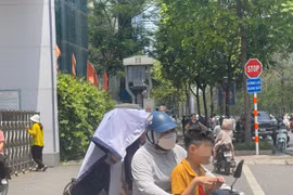 Đón con ở Hà Nội: Phụ huynh không đội mũ bảo hiểm, lạng lách giờ tan tầm