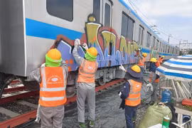 TPHCM: Nghi vấn 2 người nước ngoài vẽ bẩn ở metro số 1
