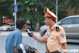 Mất gần tháng lương hưu, tài xế biện minh “không bỏ được rượu”