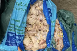 Hà Nội: Phát hiện 1 tấn cánh gà "bẩn" đã biến đổi màu sắc chuẩn bị đưa ra thị trường