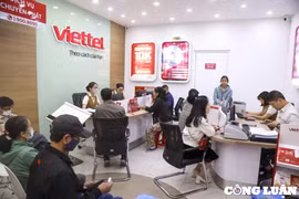 Hà Nội: Người dân xếp hàng chờ đợi làm thủ tục chuẩn hóa thông tin thuê bao