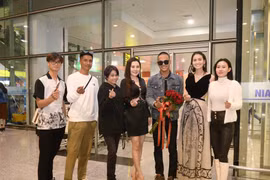 Hoa hậu Phan Kim Oanh ra sân bay đón Chủ tịch Mrs Grand International