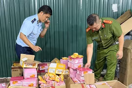 Cận kề Tết Trung thu, bánh nhập lậu ồ ạt tìm đủ đường vào Việt Nam