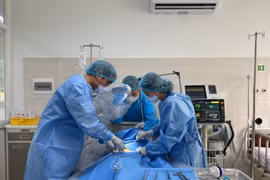 Chỉ vết thương nhỏ ở ngón tay người đàn ông suýt mất mạng