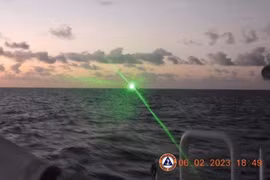 Philippines cáo buộc bị tàu Trung Quốc chiếu tia laser ở Biển Đông