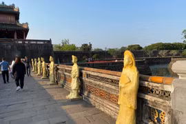 Thu hồi loạt tượng trước Đại Nội Huế gây xôn xao dư luận
