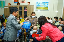 Báo Nhà báo và Công luận trao quỹ từ thiện "Ước mơ xanh" cho bệnh nhi ung thư