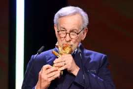 Đạo diễn Steven Spielberg nhận giải Gấu vàng danh dự tại Liên hoan phim Berlin
