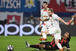 Haaland chơi mờ nhạt, Man City hòa hú vía trên sân Leipzig