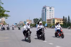 Bổ sung những quy định bắt buộc với người điều khiển xe đạp điện, xe máy điện