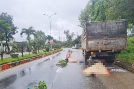 Kon Tum: Đâm vào xe tải đỗ bên đường, 2 người trên xe máy tử vong tại chỗ