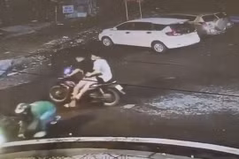 Bắt nóng hai thanh niên cướp xe máy của tài xế xe ôm ở TP. HCM