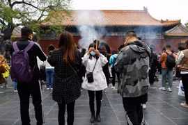 Hàng dài thanh niên Trung Quốc đi chùa để cầu có việc làm