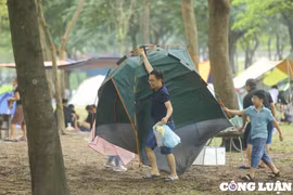 Hàng nghìn người đổ về Công viên Yên Sở tổ chức cắm trại, nướng gà dịp nghỉ lễ