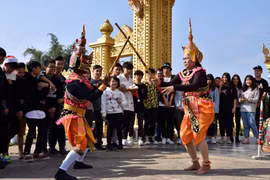 Chuyện về những người mang kịch múa Rôbăm ra đất Bắc