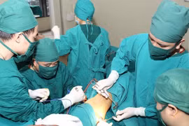 Cứu sống thanh niên bị thanh sắt dài 40cm đâm xuyên thấu từ bẹn tới phía sau mông phải