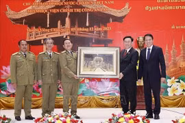Chủ tịch Quốc hội Vương Đình Huệ thăm Học viện Chính trị Công an Lào
