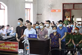 Cựu Phó Chủ tịch Nguyễn Anh Tuấn cùng đồng phạm hầu toà trong vụ mở rộng sân bay Điện Biên