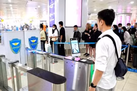 Hành khách sử dụng tài khoản VneID làm thủ tục đi máy bay