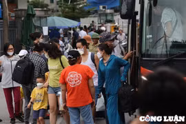 Hà Nội: Bến xe nhộn nhịp người dân đổ về sau kỳ nghỉ lễ 2/9