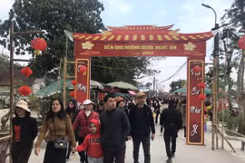 Đầu năm người dân nô nức đi lễ đền ông Hoàng Mười