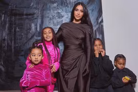 Hai con tham gia đóng phim cùng Kim Kardashian