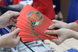 Đầu năm nhận lì xì đại cát tại Bản Việt