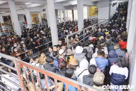 Khai hội chùa Hương: Hàng vạn người xếp hàng lên khu vực cáp treo
