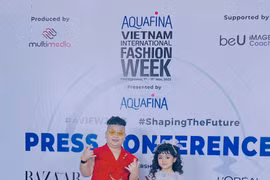 Muối Dubai nổi bật tại họp báo Aquafina Vietnam International Fashion Week Fall-Winter 2023