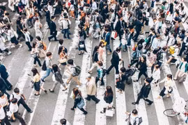 Mơ thấy đông người, nhiều người báo điềm gì? Con số may mắn liên quan