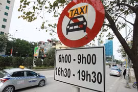 Hà Nội nghiên cứu dỡ bỏ biển cấm taxi trên nhiều tuyến phố trung tâm