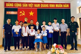 Hội Nhà báo Hà Nội trao quà cho học sinh có hoàn cảnh khó khăn tỉnh Quảng Ngãi