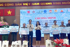 Trao tặng hơn 1.000 thẻ BHYT và 400 sổ BHXH cho bà con có hoàn cảnh khó khăn