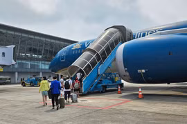 Thấy gì khi tăng trần giá vé máy bay nội địa?