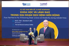 Giáo sư, Hiệp sĩ Anh gốc Việt trao đổi với 300 nhà khoa học Việt Nam