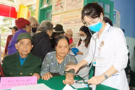 Khám, phát thuốc miễn phí cho bà con dân tộc thiểu số Thừa Thiên- Huế