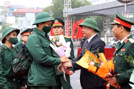 Lãnh đạo TP Hà Nội động viên tân binh lên đường nhập ngũ