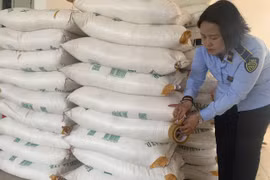 TP HCM: Phát hiện, tạm giữ gần 12 tấn đường cát nhập lậu