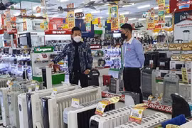 Trời nồm ẩm, người dân “đổ xô” mua máy sấy, máy hút ẩm “giải cứu” ngôi nhà